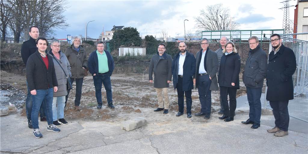 Moscheebau geht kaum voran: Probleme mit dem Grundwasser Baukuhle an der Lindenhorster Straße 80-82: Der Bau soll im Frühjahr weitergehen.