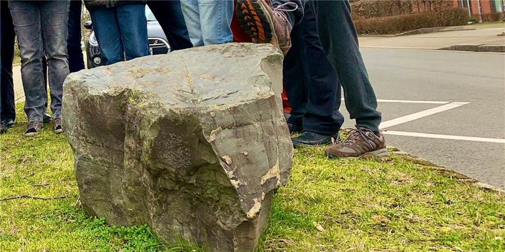 Steine gegen Falschparker doch eine Option: Stadt räumt Missverständnis ein Um diese Art von Steinen, die im gesamten Dortmunder Stadtgebiet liegen, geht es.