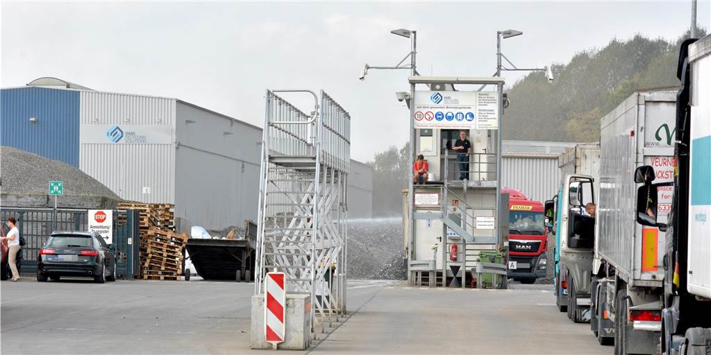 Firma „M + R Recycling“ aus Bergkamen bekommt einen neuen Eigentümer aus Lünen Das Bergkamener Unternehmen Sims M + R Recycling soll den Eigentümer wechseln. Der australisch-amerikanische Konzern Sims will es an die Remondis-Tochter TSR verkaufen. Für die Beschäftigten soll sich nichts ändern.