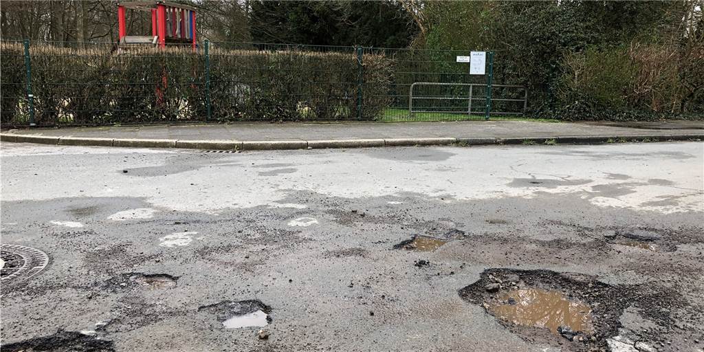 Kaputte Straßen und tiefe Löcher: CDU schlägt Alarm Die Schlaglöcher gegenüber vom kleinen Spielplatz am Sträßchen Am Friedhof in Henrichenburg sind ziemlich tief.