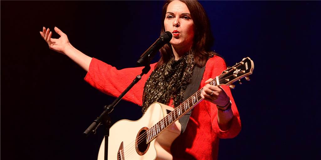 Perfekt „intrigiert“: Liza Kos gewinnt den Kiep 2020 Die Kabarettistin Liza Kos hat den Kiep 2020 gewonnen.