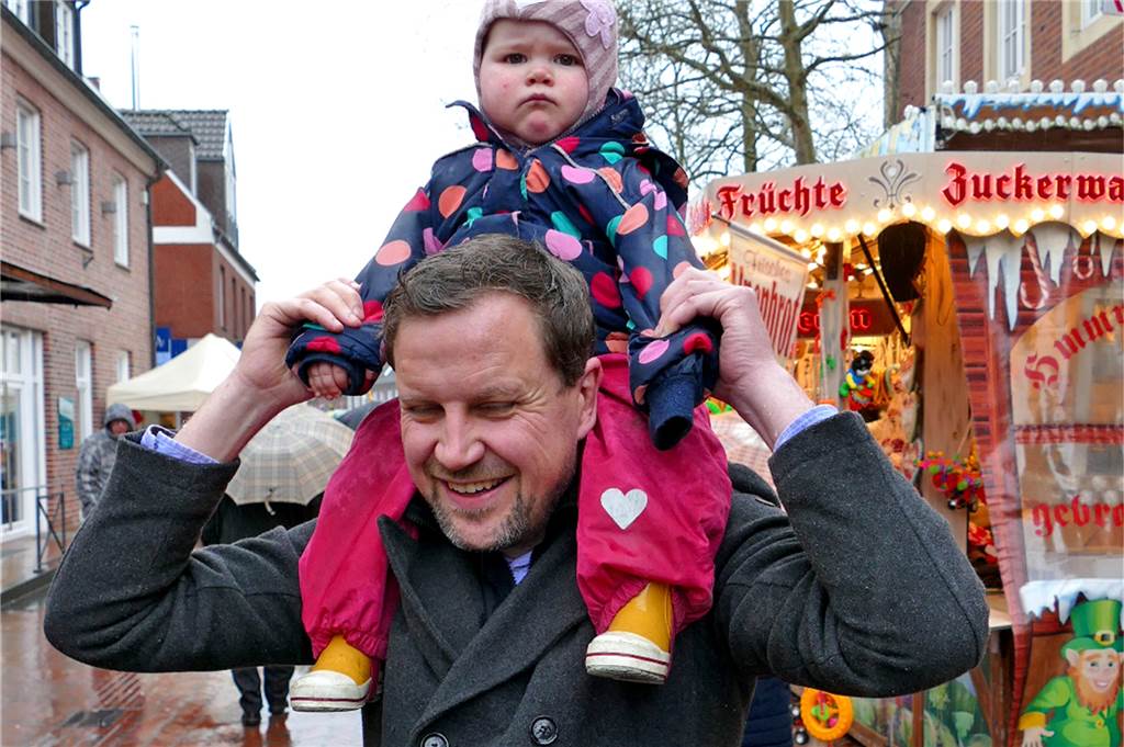 Verkaufsoffener Sonntag: Stadtlohn blüht auch im Regen Tobias Bensing mit Tochter Emma