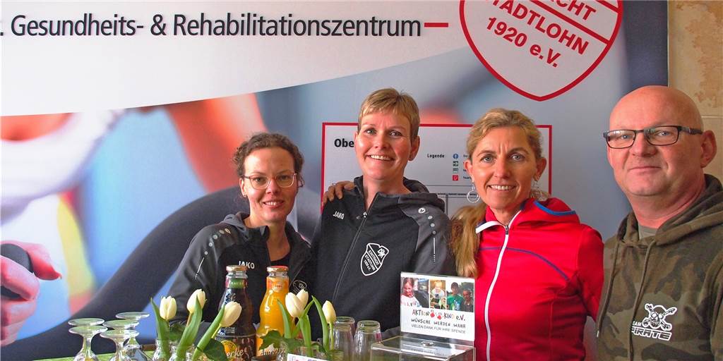 Stadtlohner schwitzen beim DJK-Benefiztag für die Aktion Kind Beim DJK-Benefiztag zogen Übungsleiter und Sportler an einem Strang, um die Aktion Kind zu unterstützen. Auf dem Bild von links: Eva Wewers, Kerstin van Almsick-Ransmann, Irene Bonin und Robert Wexler,