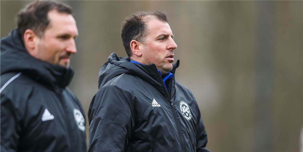 Nur zwei Spiele hat ein Neuzugang des ASC 09 Dortmund benötigt, um in die Boss-Rolle zu schlüpfen ASC-Trainer Antonios Kotziampassis (r.) ist froh darüber, einen neuen Führungsspieler in seinen Reihen zu haben.