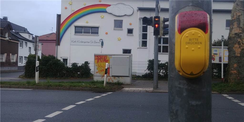 Eltern sehen viele Beinahe-Unfälle und wollen Kreuzung sicherer machen An der Benninghofer Straße und der Overgünne kommt es laut Anwohnern häufiger zu brenzligen Situationen. Nun soll sich etwas ändern.