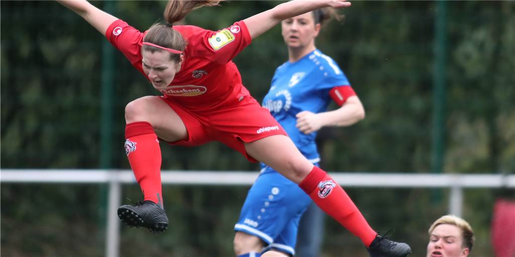 Die besten Bilder des Wochenendes: Emma und spektakuläre Flugeinlagen Der 1. FC Köln II ist über die Hürde Berghofen hinweg geflogen