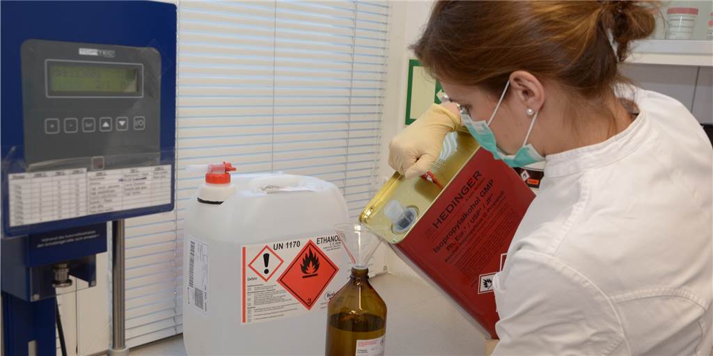 Coronavirus hat Folgen für Apotheken: Hamsterkäufe und selbst hergestellte Desinfektionsmittel Julia Matlachowsky, Leiterin der Apotheken am Solebad und am Steinhaus, mischt selbst Desinfektionsmittel. Sie hatte sich schon frühzeitig mit den dafür nötigen Inhaltsstoffe, Ethanol und Isopropanol, versorgt. In anderen Apotheken sind die Kollegen leer ausgegangen.