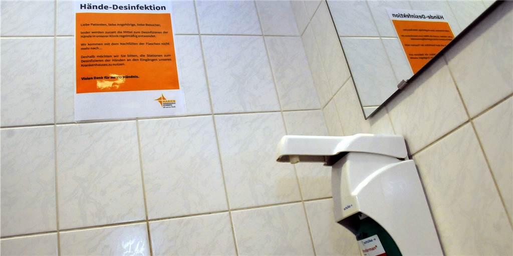 Coronavirus: Besucher klauen im Marienkrankenhaus Desinfektionsmittel gleich flaschenweise Orangefarbene Aushangzettel informieren Besucher des Marienkrankenhauses, warum sie in den Spendern auf den Toiletten kein Desinfektionsmittel mehr finden.