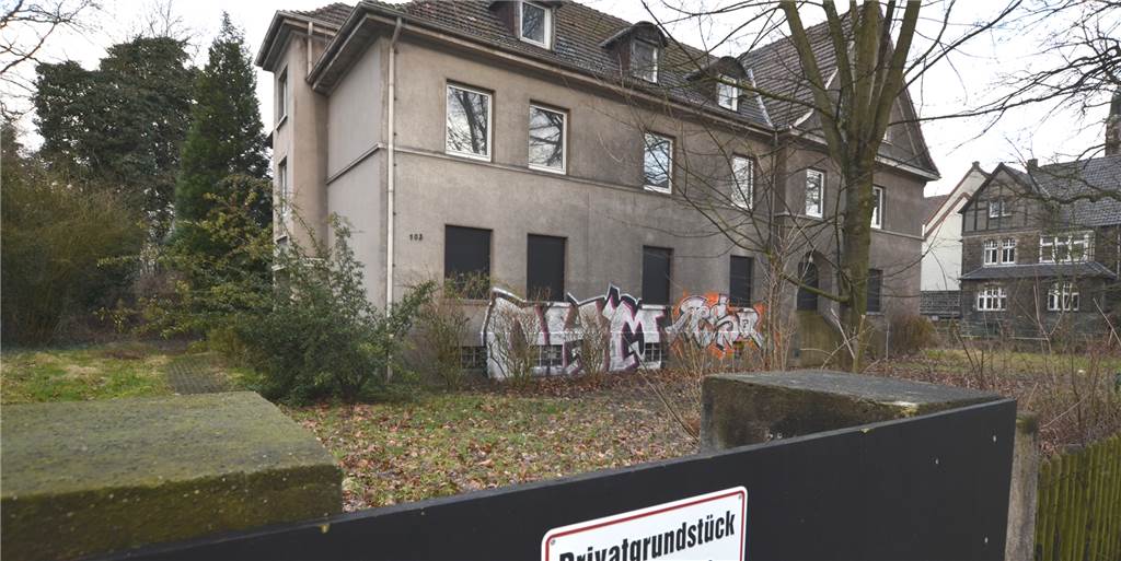 Geisterhäuser an der Wartburgstraße: Drei Hektar nutzbare Gewerbefläche? Eines der sieben leerstehenden Häuser an der Wartburgstraße: Die Zuwegung und die Fenster im Erdgeschoss sind mit dicken Brettern zugenagelt.