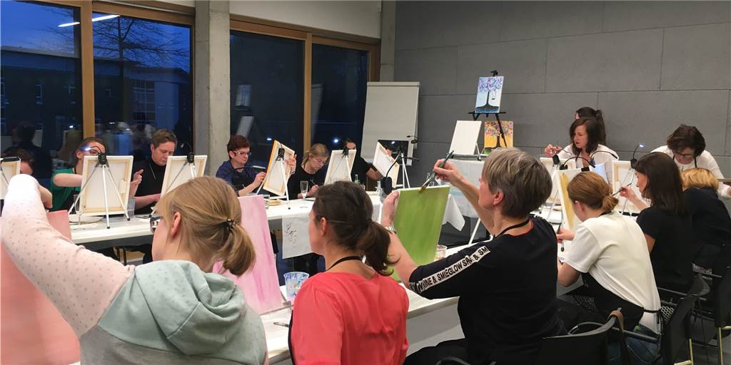 Art Night im Kult - Jede Frau kann eine Künstlerin sein Bei der Art Night im Kult schufen 23 Frauen in gemütlicher Atmosphäre ganz individuelle Kunstwerke.