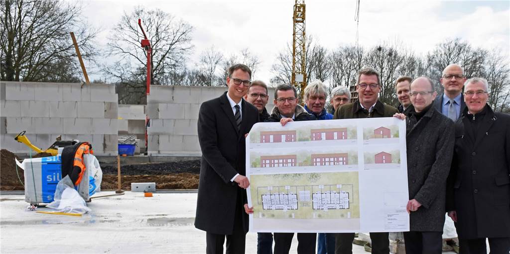 Günstig wohnen in Vreden: Bau von 16 hochwertigen Sozialwohnungen hat begonnen Vertreter der Stadt, der Wohnbau Westmünsterland und der Baufirma haben sich am Montag zum offiziellen Baustart an der Eichenstraße getroffen.