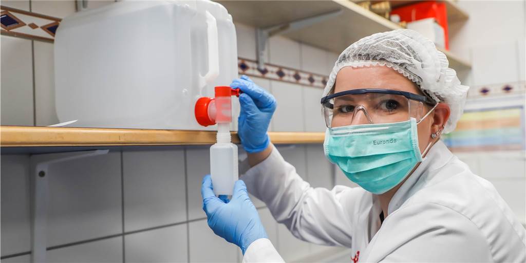 Im Apotheken-Keller wird aus der Not jetzt selbst Desinfektionsmittel hergestellt Die pharmazeutische Mitarbeiterin Sandra Kuenzelmann bei der Herstellung von Desinfektionsmittel im Labor der Adler-Apotheke.