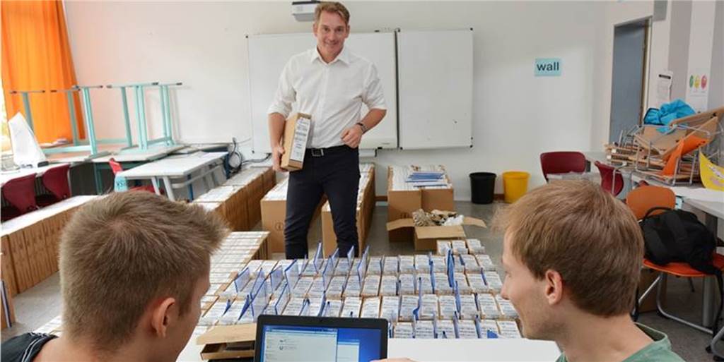 In den letzten Wochen der Sommerferien ist an der Wolfhelm-Gesamtschule immer viel zu tun. Die Notebooks für die neuen Schülerinnen und Schüler müssen vorbereitet werden.