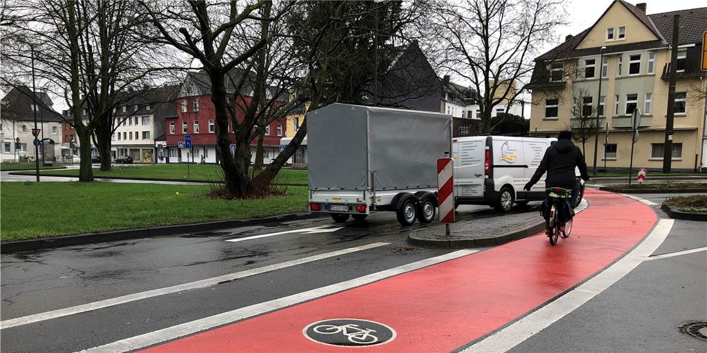 Radfahrer, die durch den Ickerner Knoten fahren, werden von Autofahrern leicht übersehen.