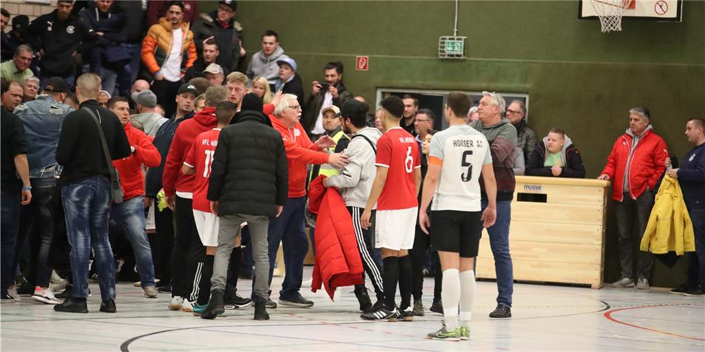 Paukenschlag: Drei Dortmunder Teams sind für die Halle gesperrt - darunter ein Halbfinalist Paukenschlag: Drei Dortmunder Teams sind für die Halle gesperrt - darunter ein Halbfinalist