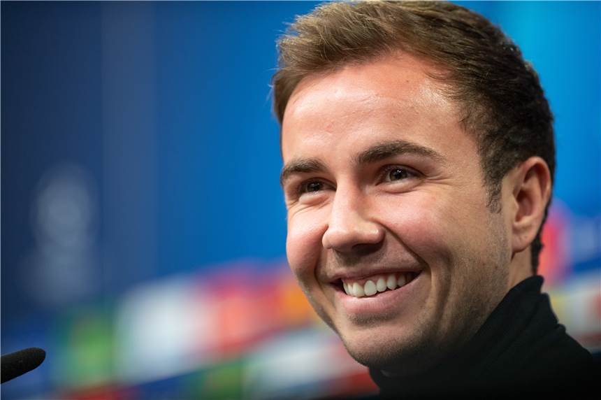 Mario Götze tanzt im kurzen Leopardenkleid von Ehefrau Ann-Kathrin Mario Götze tanzt im kurzen Leopardenkleid von Ehefrau Ann-Kathrin