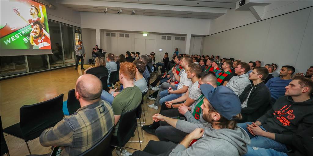 Ansprachen, jubelnde Kicker und Emotionen pur: Doku über Hallenstadtmeisterschaft vorgestellt Am Dienstagabend feierte die Doku über die Hallenstadtmeisterschaft ihre Premiere.