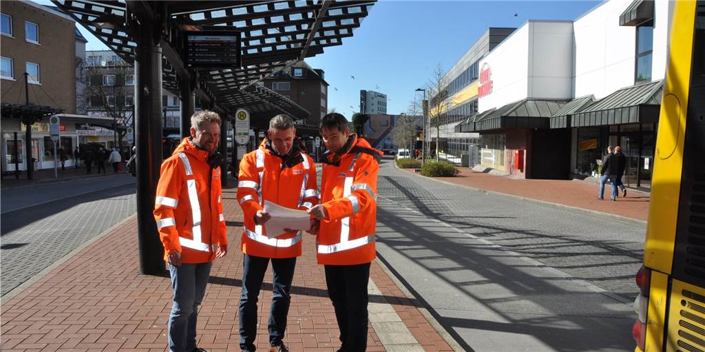 Der Busbahnhof wird barrierefrei umgebaut - Busse halten rund um den Münsterplatz Mitarbeiter des Stadtbetriebs EUV stellten jetzt die Pläne für den Umbau des Busbahnhofs vor.