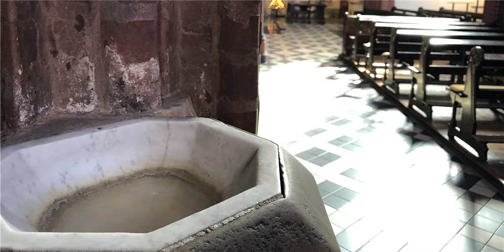 Weihwasserbecken bleiben leer, Osterfeuer aus – Halterner Gemeinden reagieren auf das Virus Die Weihwasserbecken in der Sixtus-Kirche bleiben leer.