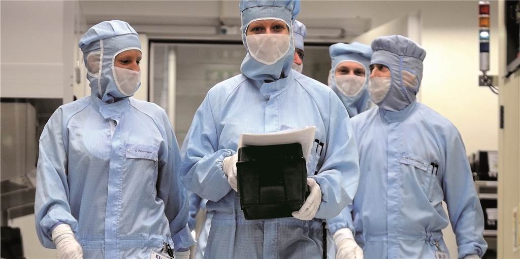 Homeoffice-Boom, Dienstreisen-Verbot: Dortmunds Wirtschaft in Zeiten des Coronavirus Elmos-Mitarbeiter tragen im Reinraum des Chip-Herstellers sowieso Ganzkörper-Schutzklamotten.