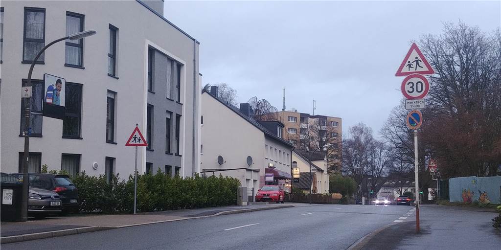 Overgünne soll sicherer werden – Stadt prüft Optionen Die Tempo-30-Schilder sollen versetzt werden.
