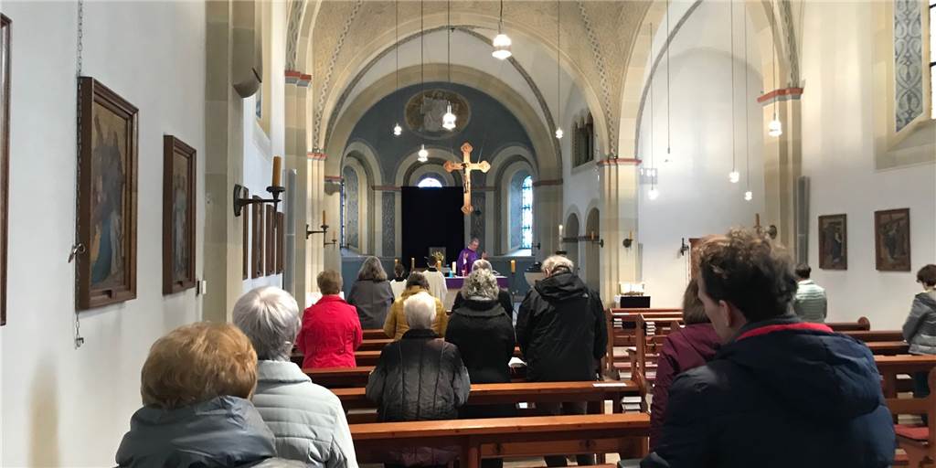 Gottesdienst in Zeiten des Coronavirus: „Die Kirche sollte für die Menschen da sein“ Rund 40 Gläubige sind trotz des Coronavirus am Sonntag in den Gottesdienst der Katholischen Schutzengel-Gemeinde gekommen, den Pfarrer Winfried Grohsmann zelebriert.