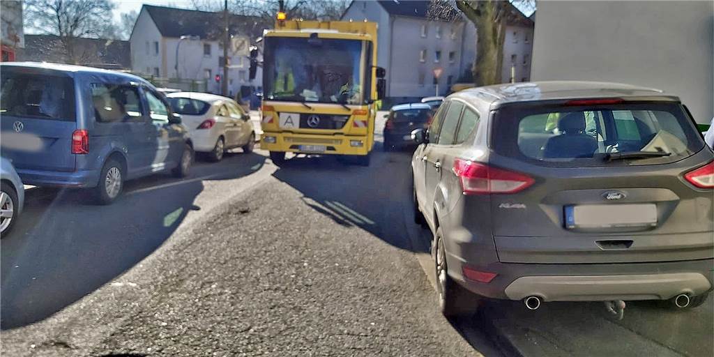 Ausnahmezustand vor Sparkasse: Parkplatz-Not lädt zum „Wild-Parken“ ein Die Müllabfuhr kommt zu Sparkassen-Stoßzeiten kaum durch. Auch Krankenwagen und Feuerwehr haben Probleme.