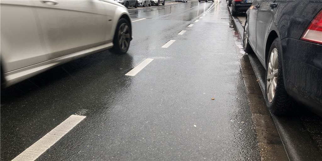 ADFC kritisiert Fahrrad-Schutzstreifen: „Mordstreifen“ auch an Straßen in Castrop-Rauxel Entlang der Ickerner Straße verläuft ein Fahrrad-Schutzstreifen. Eine enge Kiste für die Zweiräder: Öffnet sich jetzt rechts eine Autotür, kann der Radfahrer nicht ausweichen. Zudem fordert der ADFC hier Tempo 30.