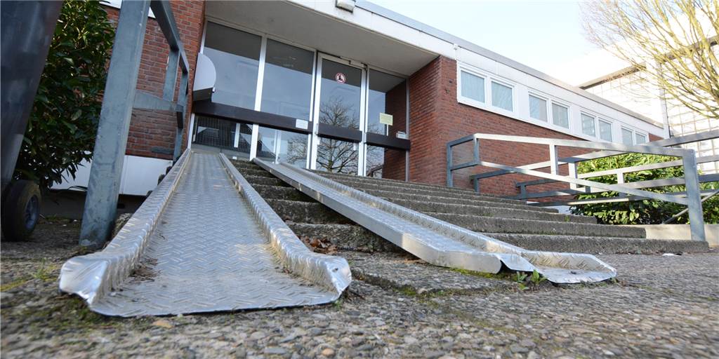 Turnhalle und Schwimmbad: Stadt Olfen will fünf Millionen Euro investieren in Sportzentrum Der gemeinsame Eingang von Turnhalle und Schwimmbad ist nur bedingt barrierefrei.