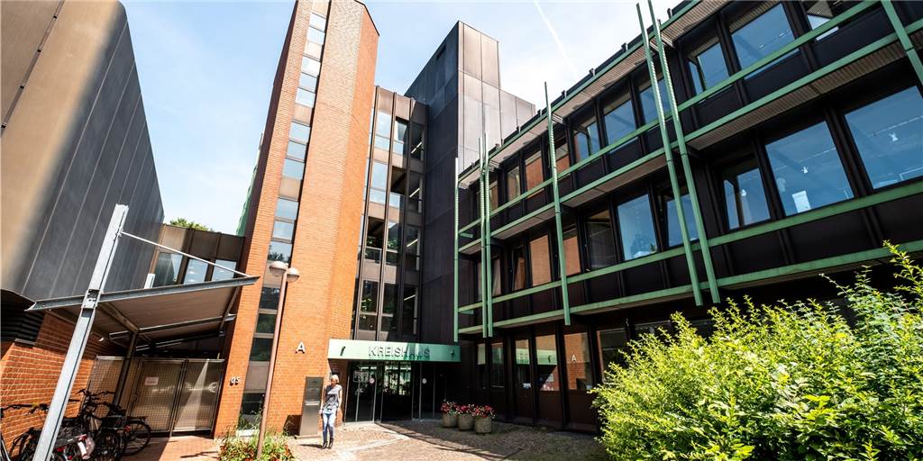 Im Kreishaus in Recklinghausen laufen derzeit vor allem im Gesundheitsamt die Drähte heiß. Es gibt eine 24-Stunden-Hotline und viel mehr Arbeit als üblich.
