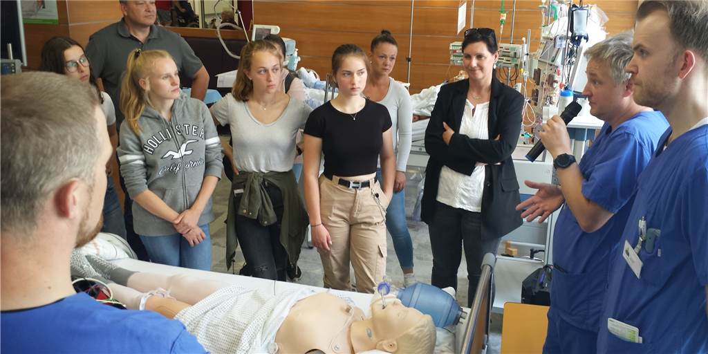 Fallzahlen nehmen zu: Klinikum Lünen-Werne will die Zahl der Intensivbetten aufstocken Ärzte und Pfleger erklären die Notfallversorgung eines Patienten auf der Intensivstation im Klinikum Lünen-Werne.