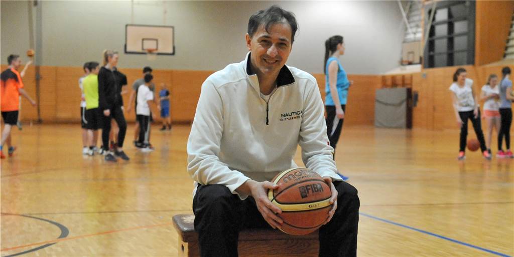 Sporttrainer und Musiker: Corona trifft Boris Golubovic doppelt hart Boris Golubovic, hier beim Basketballtraining des VfL Ahaus in der Sporthalle der Anne-Frank-Realschule