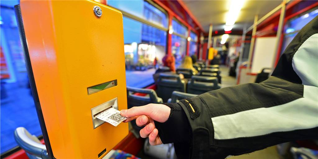 Mit Bus und Bahn zu wichtigen Terminen kommen trotz eingeschränktem Ticketverkauf Mit Bus und Bahn zu wichtigen Terminen kommen trotz eingeschränktem Ticketverkauf