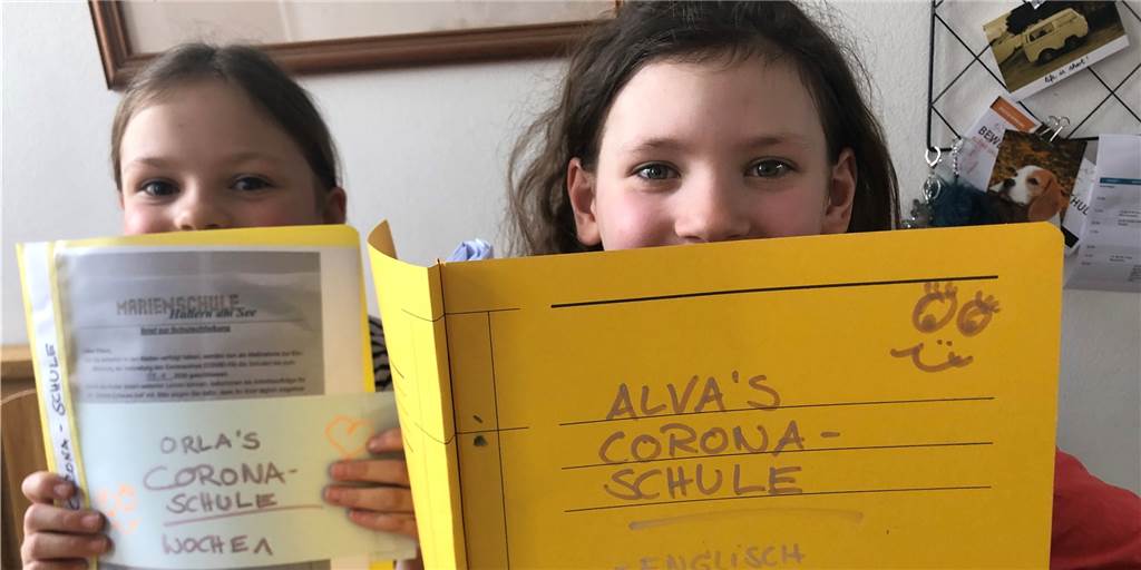Orla (l.) und Alva mit ihren Ordnern der "Corona-Schule"
