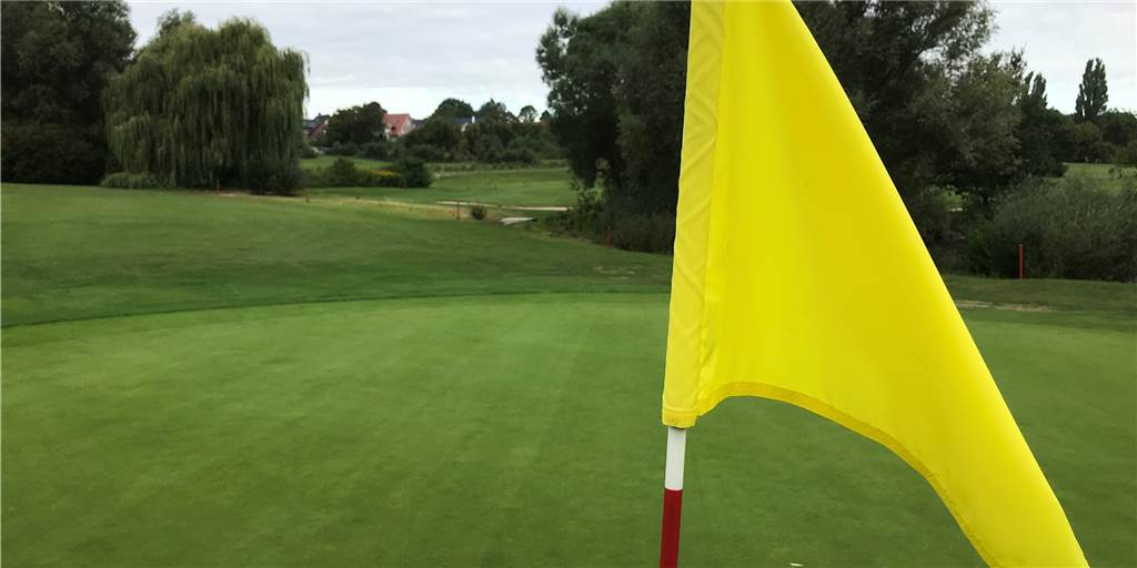 Coronavirus: Der Golfclub in Frohlinde ist ab sofort auch komplett geschlossen Fahne anfassen verboten! Doch der Golfplatz in Castrop-Rauxel bleibt geöffnet.