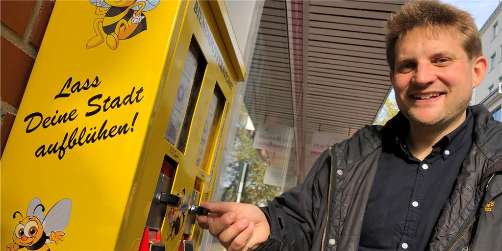 Von Hombruch nach ganz Deutschland: Bienenautomaten sind der Renner Münze rein, drehen und was Gutes für Insekten tun: Sebastian Everding vor seinem Bienenfutter-Automaten in Dortmund-Hombruch. Mittlerweile hat der gelbe Kasten einen neuen Anstrich.