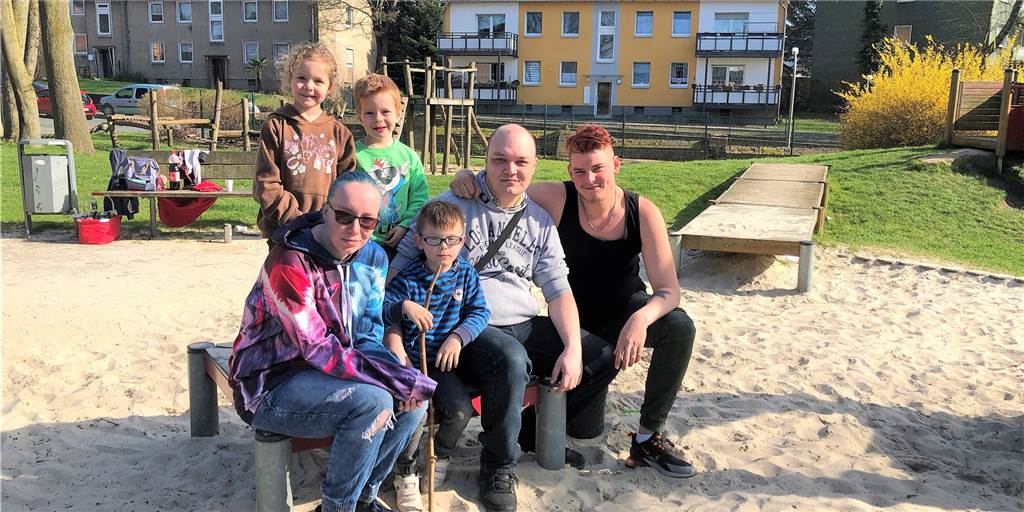 Gesperrte Spielplätze in Dortmund: Eltern sind genervt, die meisten haben aber Verständnis Diese Martener Eltern sind genervt, dass sie mit ihren Kindern keine Spielplätze mehr besuchen dürfen. Sie fragen: „Wie sollen wir unsere Kinder denn noch beschäftigen, wenn alles verboten ist?“