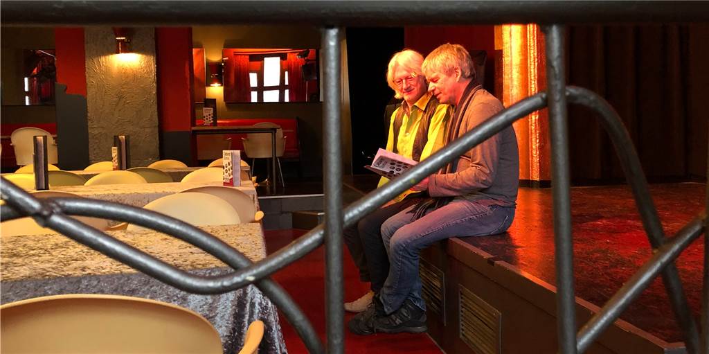 Cabaret Queue und Corona: „Wenn es bis zum Sommer dauert, wird es dramatisch“ Georg Delfmann (l.) und Fred Ape im leeren Cabaret Queue in Dortmund-Hörde.