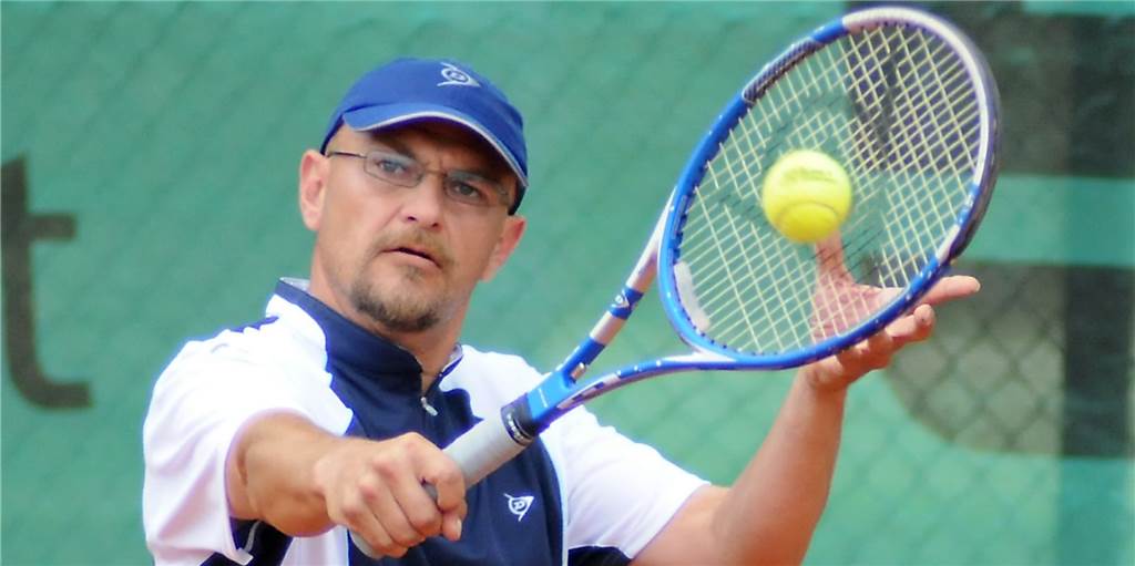 Coronavirus sorgt für Arbeitsverbot: Ein Tennistrainer überlegt den Beruf zu wechseln Vladimir Sajnovic, Tennislehrer beim TC Castrop 06, kann wegen der Corona-Krise derzeit nicht arbeiten.