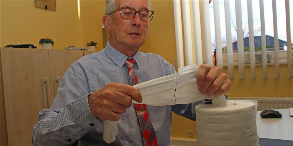 Medizin-Produkte aus Herbern hoch im Kurs: „Fünf Millionen Masken hängen in Türkei fest“ Joachim Raguse von der Firma KL Medical in Herbern produziert unter anderem perforierte Vlies-Tücher. Seit der Coronakrise hat sich sein Sortiment verändert.