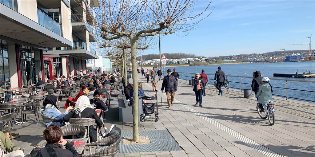 Ferienatmosphäre am Phoenix-See: Gut gefüllte Cafés und Kinder auf Spielplätzen Der Phoenix-See in Dortmund