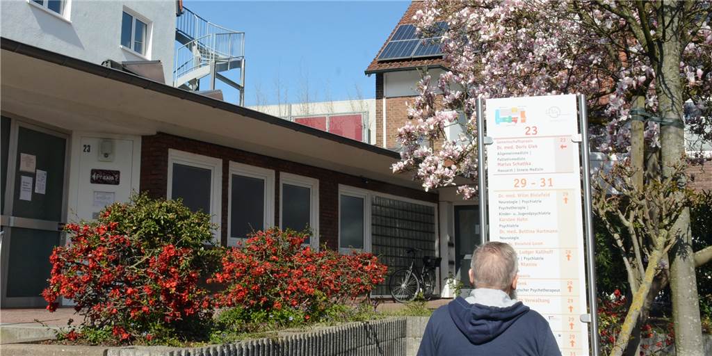 Ausnahmezustand in Dorstener Arztpraxen: Östricher wartet in Quarantäne auf Abstrich Das Team der Gemeinschaftspraxis Dr. Giek und Schattka an der Halterner Straße hat aktuell täglich mindestens 140 Patientenkontakte und 130 telefonische Anfragen. Schützen können sich Ärzte und Mitarbeiter kaum.