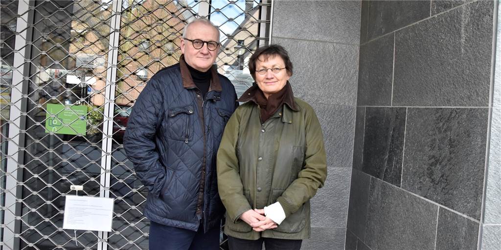 Bummel in der Innenstadt: „Im Restaurant ist tote Hose. Aber Klopapier bekommt man noch“ Peter Vaerst (71) und Marion Gramm (66) standen bei ihrem Bummel durch die Innenstadt vor verschlossenen Toren. Damit hatten sie schon gerechnet.
