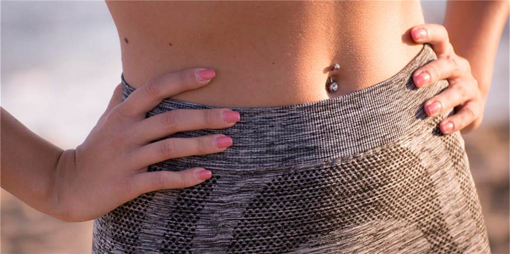 Nach Piercing-Ärger: Krankenhaus nennt Verhalten der 19-Jährigen „grob fahrlässig“ Weil das Bauchnabelpiercing (Symbolbild) einer Vredenerin sich entzündet hatte, suchte die 19-Jährige im Krankenhaus nach Hilfe.