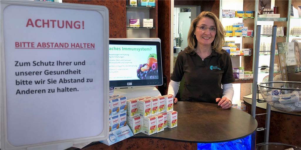 Apothekerin Angelika O'Donnell von der City-Apotheke bittet alle Kunden darum, Abstand zu halten.