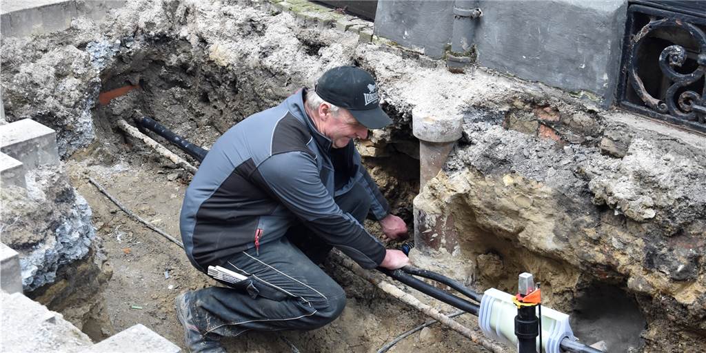 Bauarbeiten rund um die Christophorus Kirche: Hier werden Rohre verlegt Peter Reckmann (59) arbeitet aktuell an den Gas-, Wasser- und Stromleitungen am Kirchhof. Denn die sind rund vierzig Jahre alt und müssen deshalb ersetzt werden.