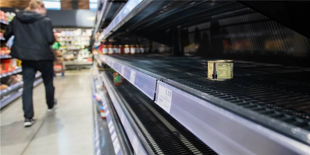 In einem Werner Supermarkt hat eine Kundin einer Mitarbeiterin gewünscht, sie möge am Coronavirus erkranken.