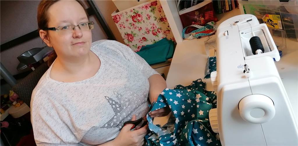Nähen gegen Corona: Lünerin startet Aktion für mehr Atemschutzmasken Sylvana Martens-Hohendorf schneidert an ihrer Nähmaschine nun Atemschutzmasken. Sie hofft auf weitere Mitstreiter.
