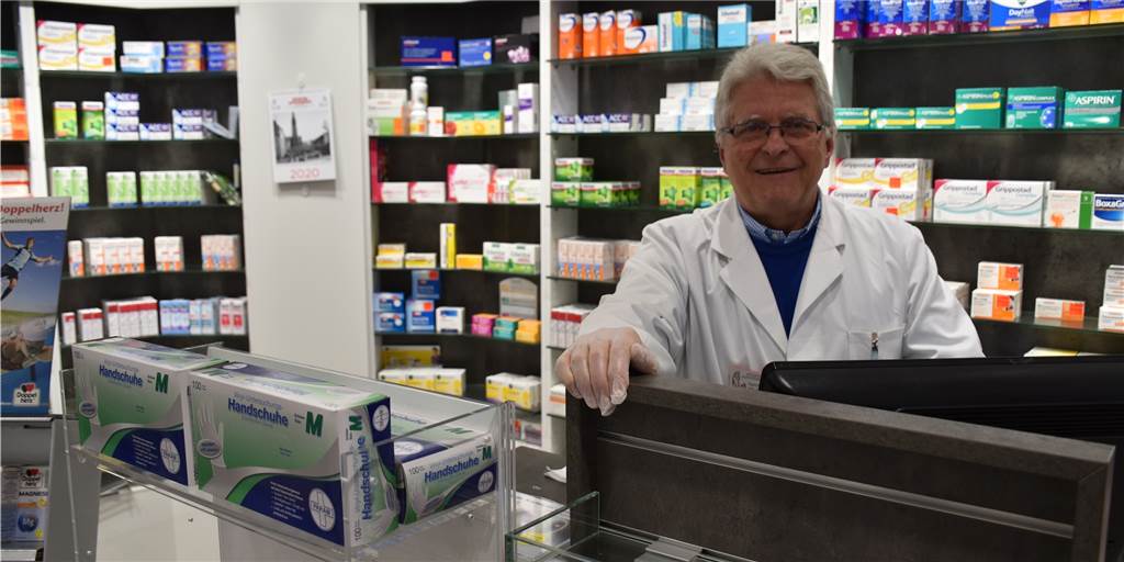 Supermärkte und Apotheken treffen Sicherheitsmaßnahmen zum Schutz vor Coronavirus Michael Mantell reagiert in der Stifts-Apotheke in Hörde auf den Coronavirus.