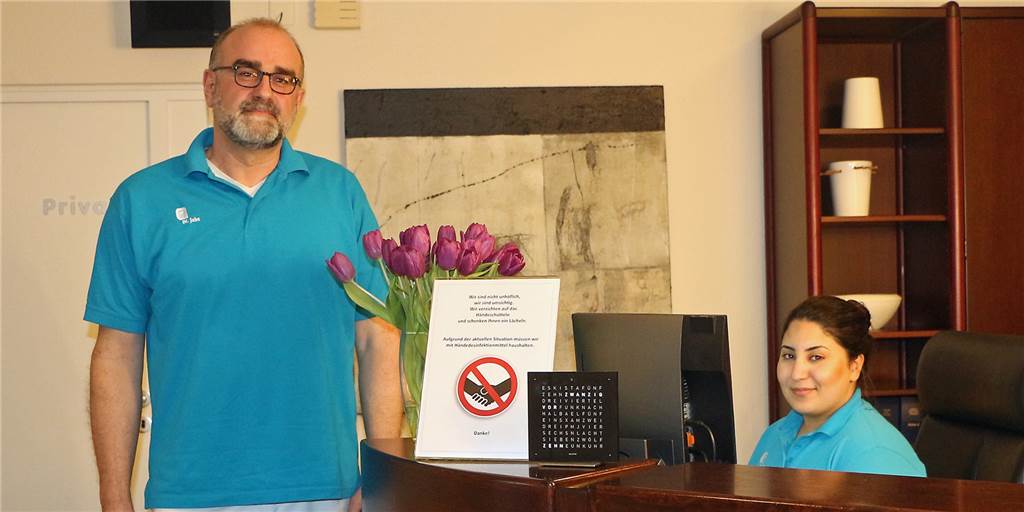 Zahnarztpraxis Dr. Jabs in Stadtlohn schließt vorerst: „Wir sitzen alle im gleichen Boot" Die Entscheidung, die Praxis vorerst zu schließen, hat Dr. Reiner Jabs mit seinem Team getroffen. Anfragen von Schmerz- und Akutpatienten nimmt das Team mit Joana Öztürk weiter entgegen.